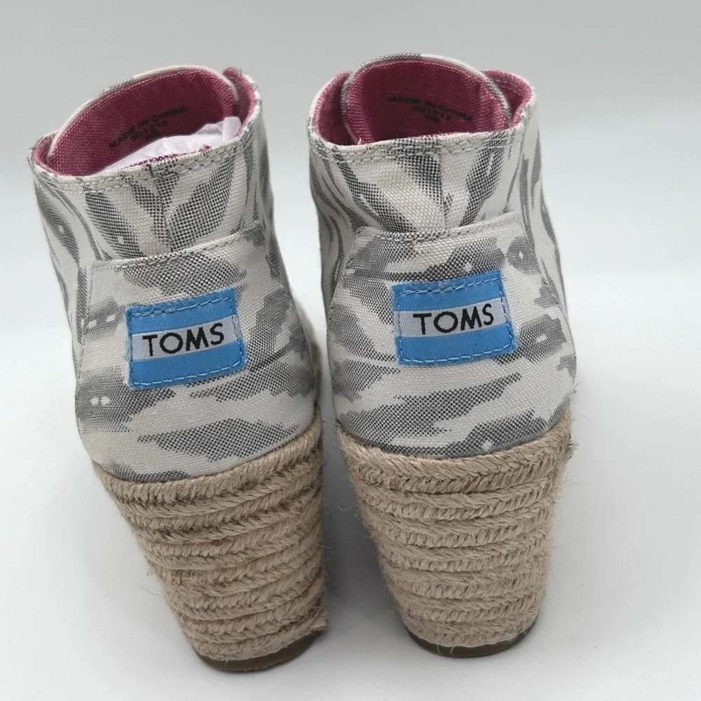 TOMS Desert Wedge Grey White Ikat Canvas Espadrille Lace Up Booties Womens 6